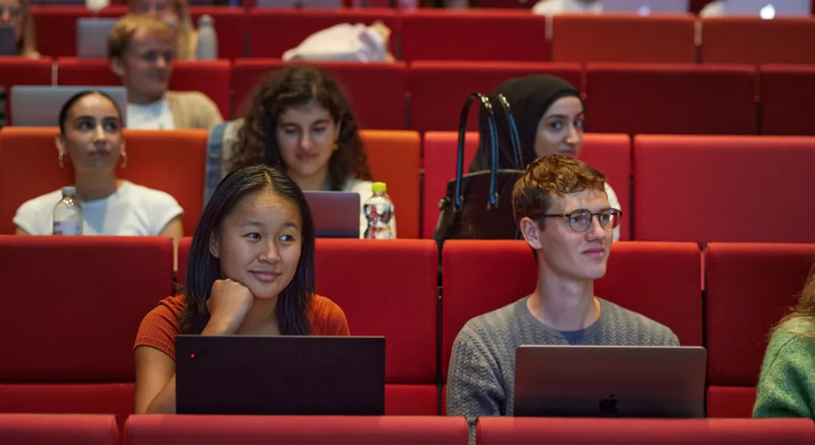 Studerende til undervisning i auditorium 