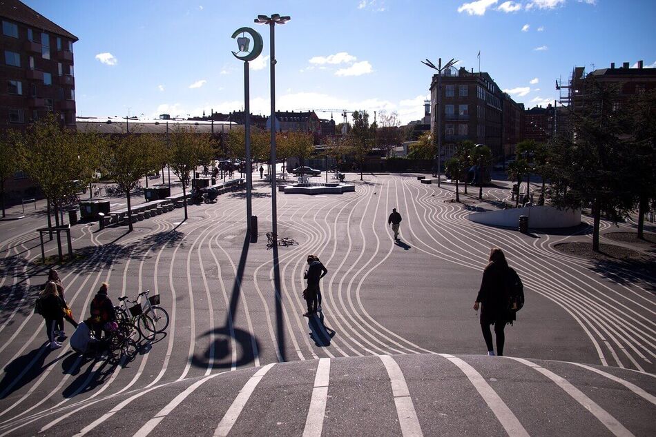 Superkilen på Nørrebro i København består af en bakke med de ikoniske striber malet på asfalten, hvor flere københavnere skater og går tur