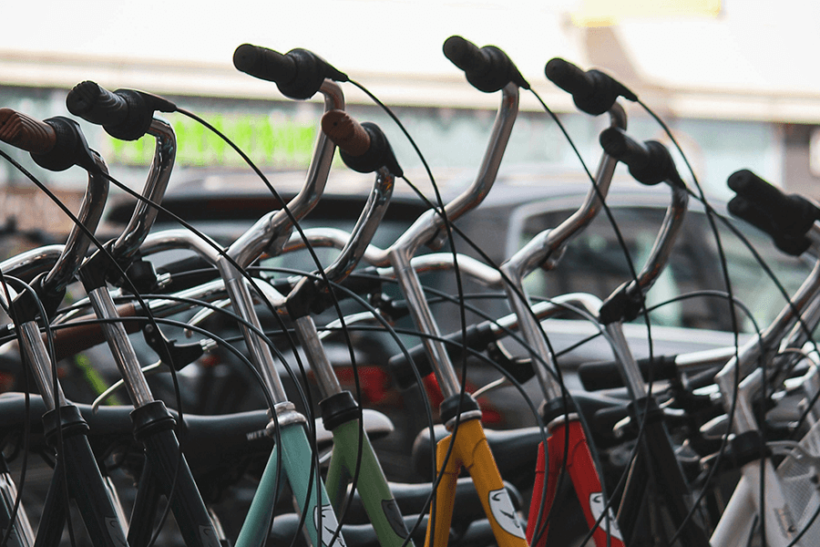 Mange cykler er parkeret tæt op af hinanden i studiebyen og cykelbyen København